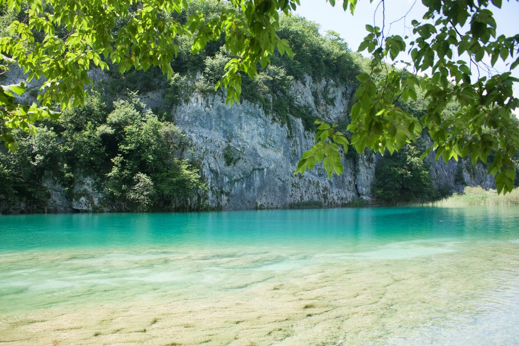 lac turcoaz si stanci la Lacurile Plitcice, Croatia